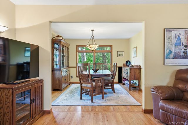 23 Abbey Lane, Setauket, NY 11733