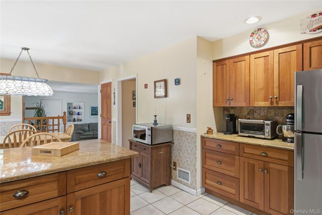 23 Abbey Lane, Setauket, NY 11733