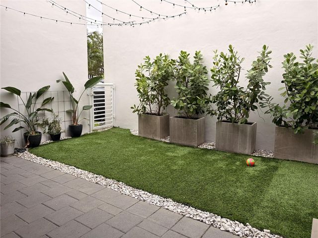 10416 NW 66th St, Doral, FL 33178