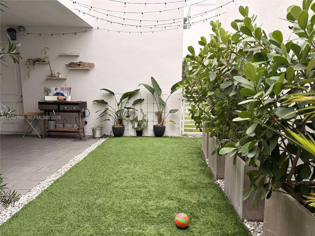 10416 NW 66th St, Doral, FL 33178