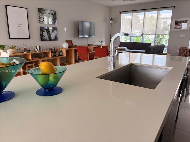 10416 NW 66th St, Doral, FL 33178