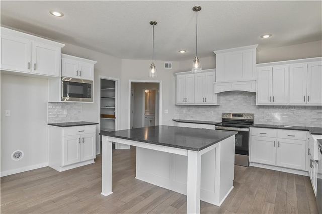 2717 W Park Street, Olathe, KS 66061