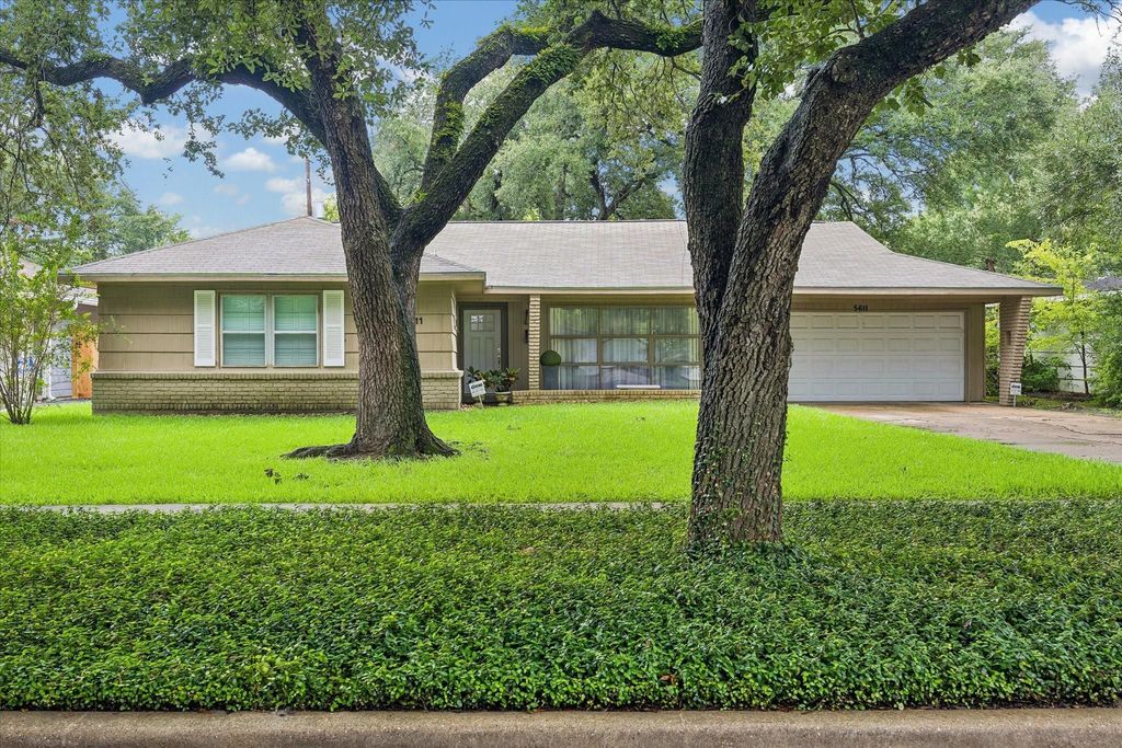 Image 1 of property listing at 5611 Whitehaven, Bellaire, TX 77401