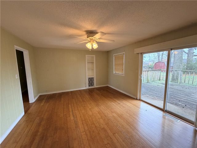 115 S Country Club Road, Siloam Springs, AR 72761