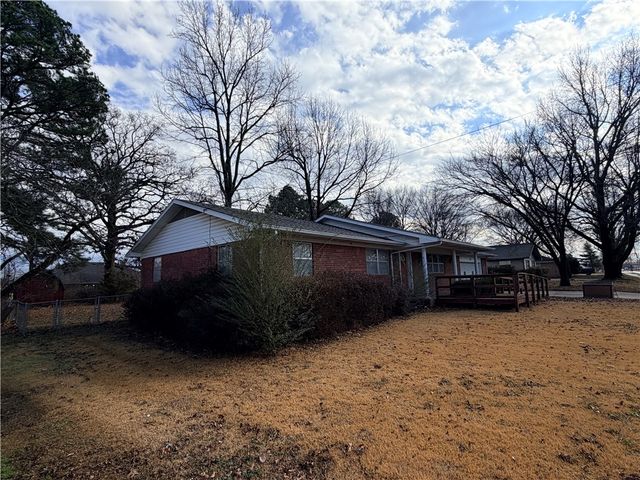 115 S Country Club Road, Siloam Springs, AR 72761