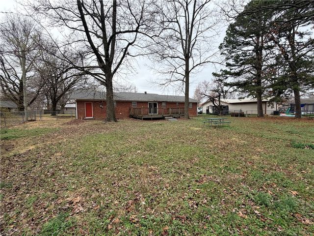 115 S Country Club Road, Siloam Springs, AR 72761