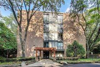 5800 Oakwood Drive 1F, Lisle, IL 60532