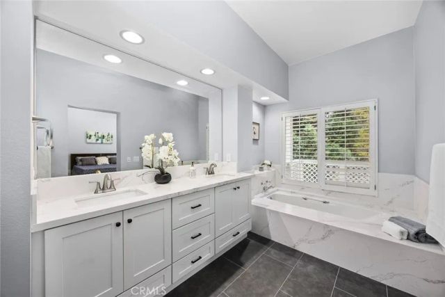 56 Lakefront 52, Irvine, CA 92604