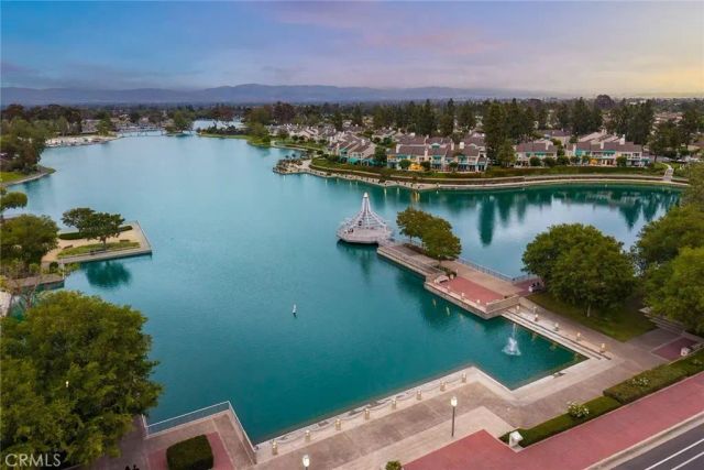 56 Lakefront 52, Irvine, CA 92604