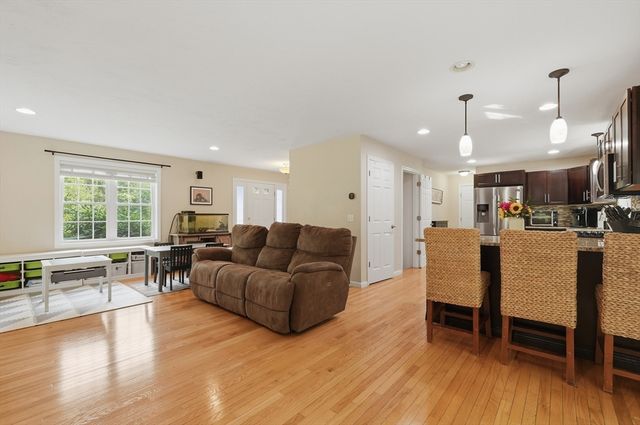 8 Chessman Rd, Mansfield, MA 02048