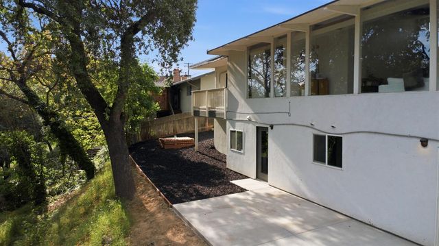 2141 Scenic Dr, Modesto, CA 95355