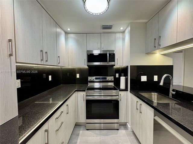 15639 SW 73rd Cir Ter 7-4, Miami, FL 33193