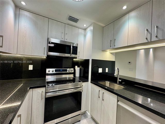 15639 SW 73rd Cir Ter 7-4, Miami, FL 33193