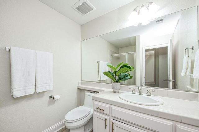5860 E Byrd Avenue, Fresno, CA 93727