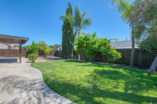 5860 E Byrd Avenue, Fresno, CA 93727