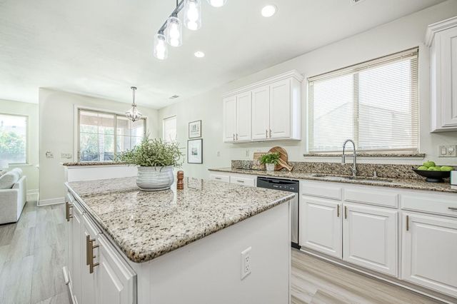 5860 E Byrd Avenue, Fresno, CA 93727