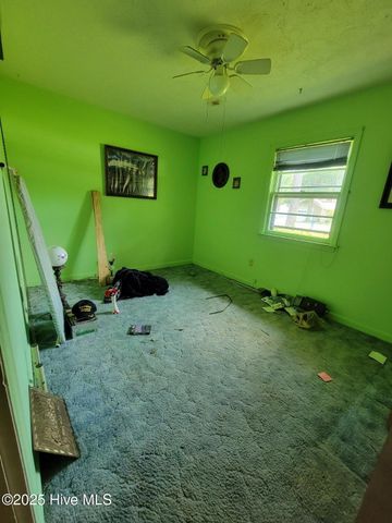 307 N Orange Street, Wallace, NC 28466