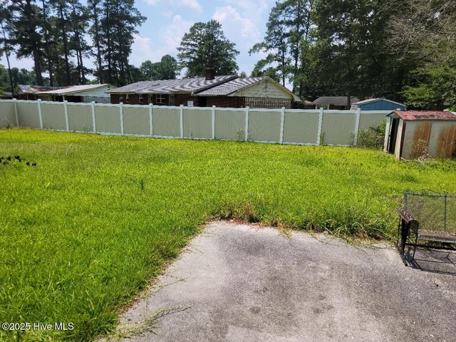 307 N Orange Street, Wallace, NC 28466