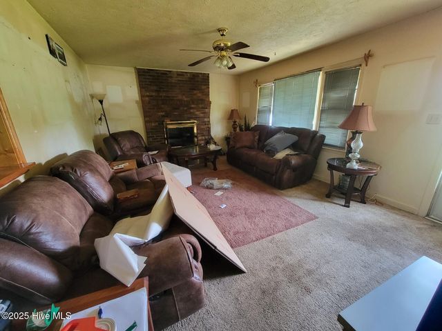 307 N Orange Street, Wallace, NC 28466