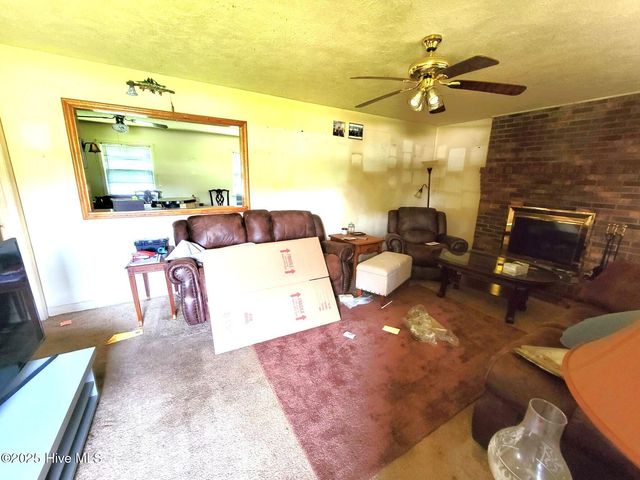 307 N Orange Street, Wallace, NC 28466