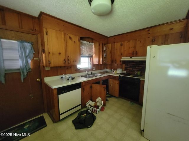 307 N Orange Street, Wallace, NC 28466
