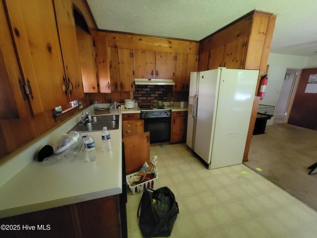 307 N Orange Street, Wallace, NC 28466
