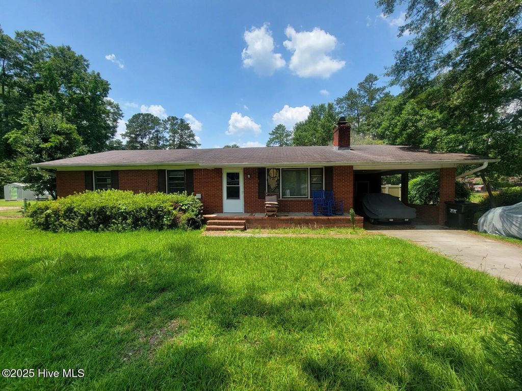 307 N Orange Street, Wallace, NC 28466