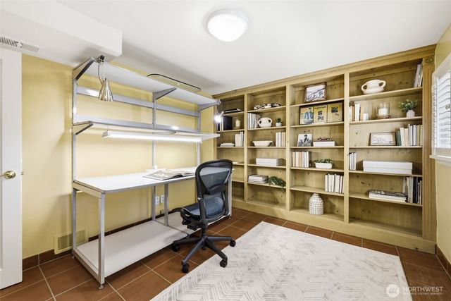1637 Broadmoor Drive E, Seattle, WA 98112