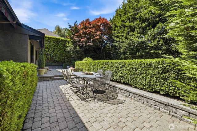 1637 Broadmoor Drive E, Seattle, WA 98112
