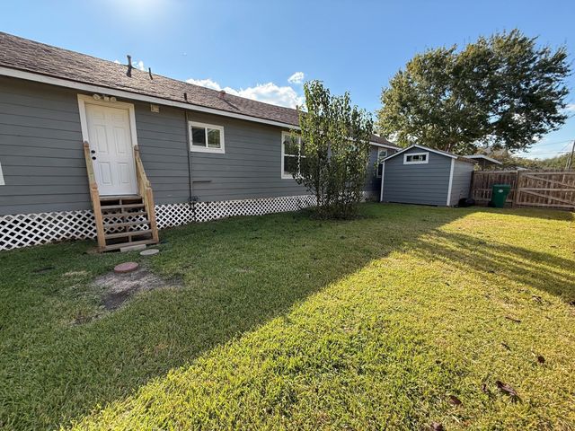 4901 Elm Street, Seabrook, TX 77586