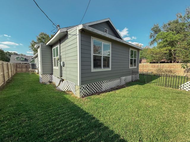 4901 Elm Street, Seabrook, TX 77586