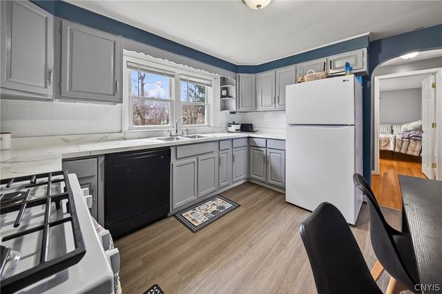 4878 Bear Road, Clay, NY 13088