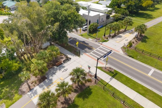 615 S SHADE AVENUE, Sarasota, FL 34237