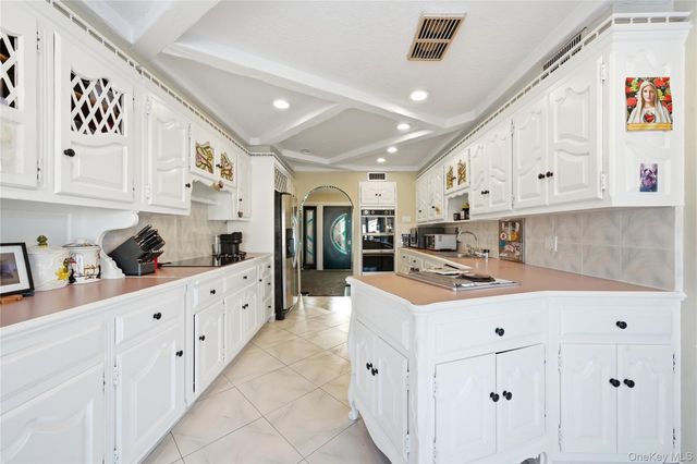 14 Club Drive, Massapequa, NY 11758