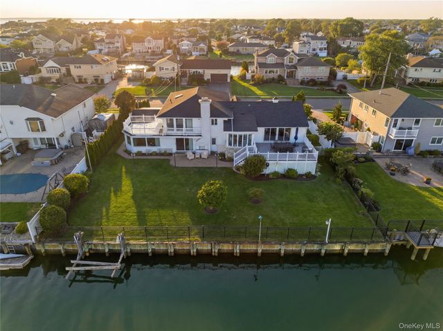 14 Club Drive, Massapequa, NY 11758