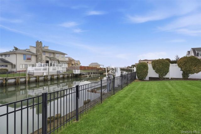 14 Club Drive, Massapequa, NY 11758