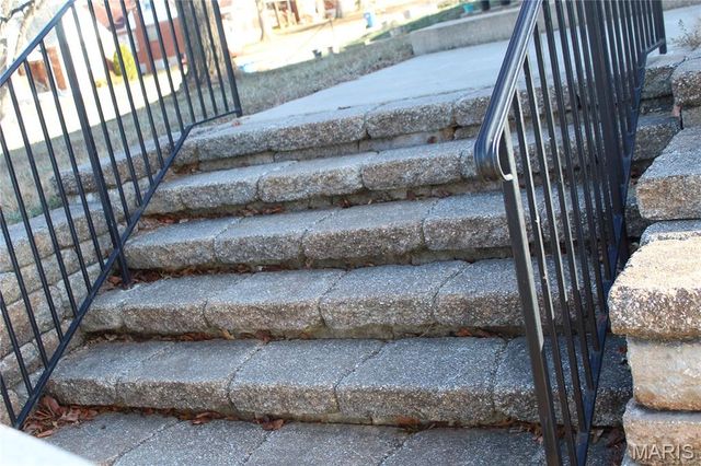 8910 Shawnee Lane, St Louis, MO 63114