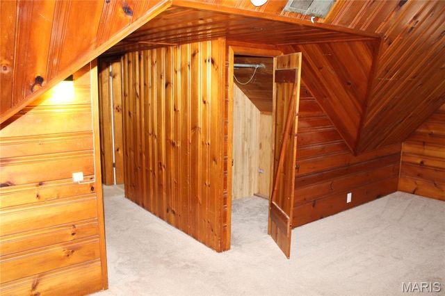 8910 Shawnee Lane, St Louis, MO 63114