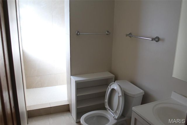 8910 Shawnee Lane, St Louis, MO 63114