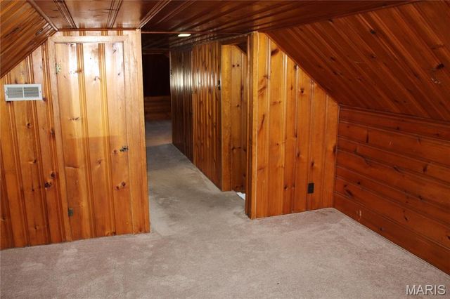 8910 Shawnee Lane, St Louis, MO 63114