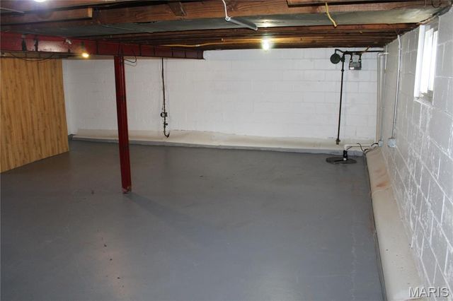 8910 Shawnee Lane, St Louis, MO 63114