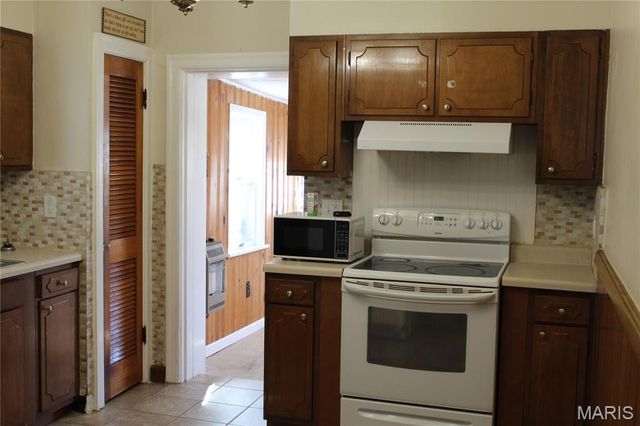 8910 Shawnee Lane, St Louis, MO 63114