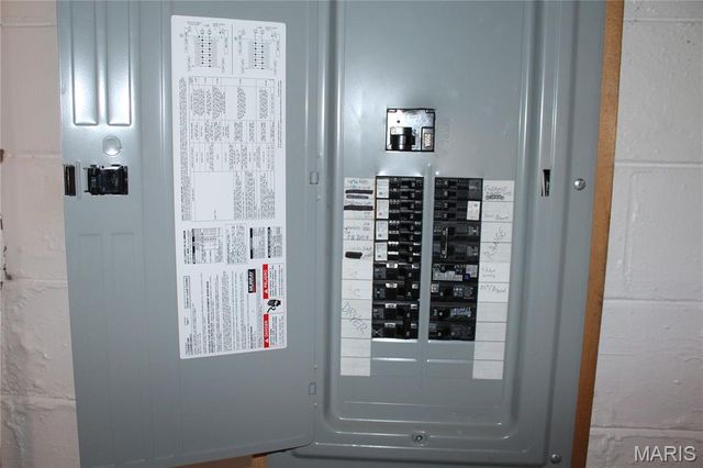 8910 Shawnee Lane, St Louis, MO 63114