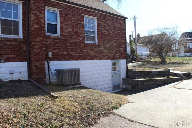 8910 Shawnee Lane, St Louis, MO 63114