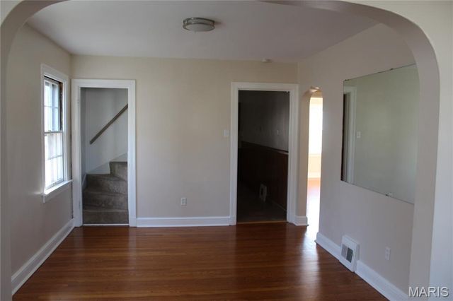 8910 Shawnee Lane, St Louis, MO 63114