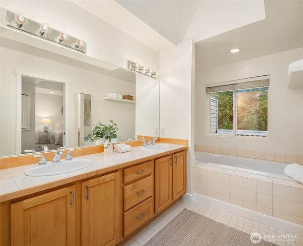 10007 NE 37th Court, Kirkland, WA 98033