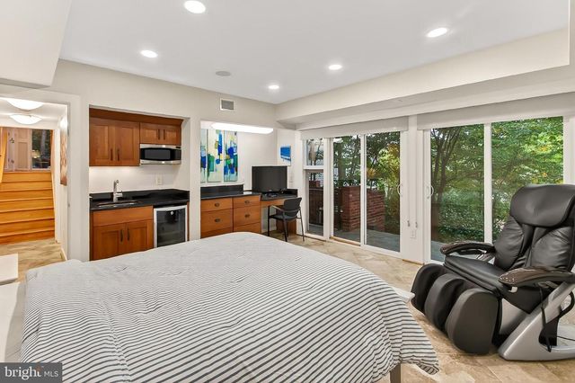 1753 ARMY NAVY DR, Arlington, VA 22202