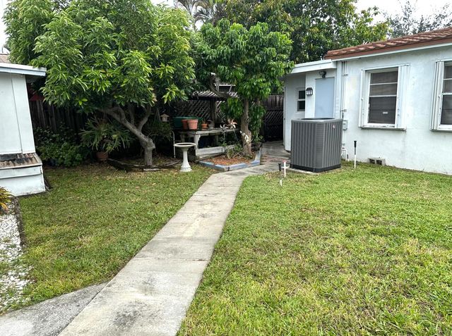 31 SW 10th Street 1, Dania Beach, FL 33004
