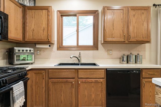 6821 Carriage Creek Drive, Washington, MI 48094