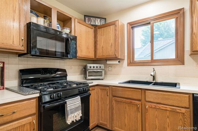 6821 Carriage Creek Drive, Washington, MI 48094